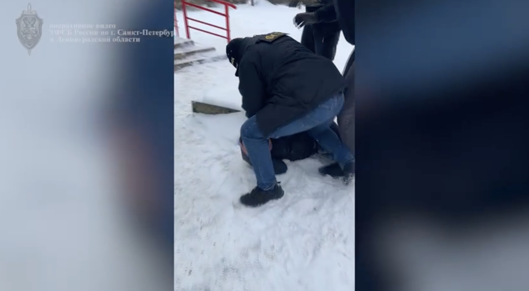 ФСБ задержала мужчин за дачу взятки ради водительских прав в Ленобласти