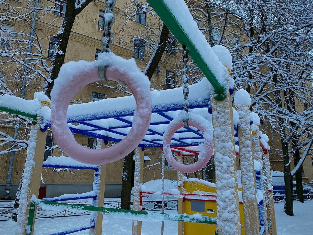 Жильцы ЖК «Маршал» пожаловались Бастрыкину на детскую площадку на крыше дома