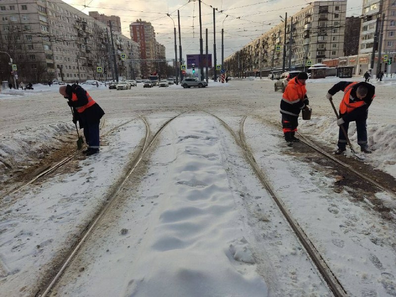 На праздниках транспортную инфраструктуру Петербурга очистили от 13 тысяч кубов снега