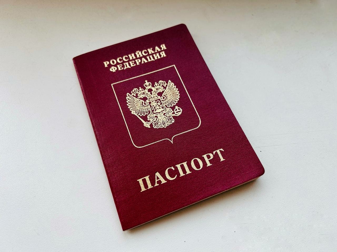 На юге Петербурга разыскивают поджегшего паспорт РФ на видео мужчину