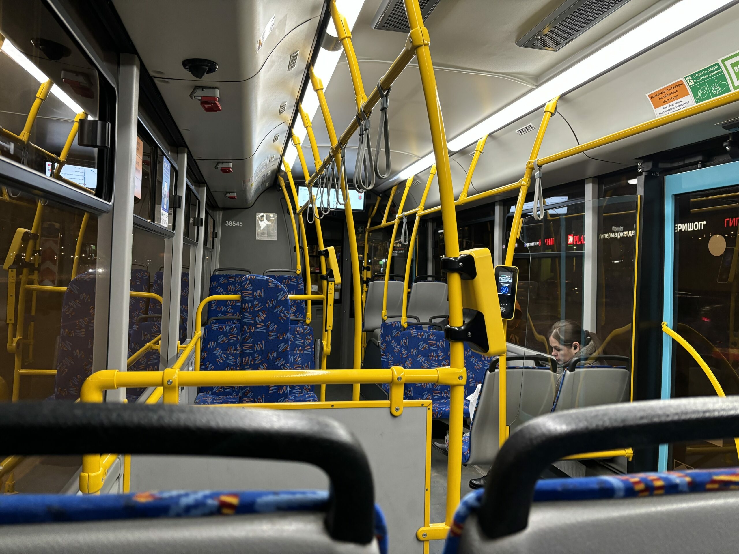 Напавшие на подростка в автобусе Петербурга хулиганы услышали приговор