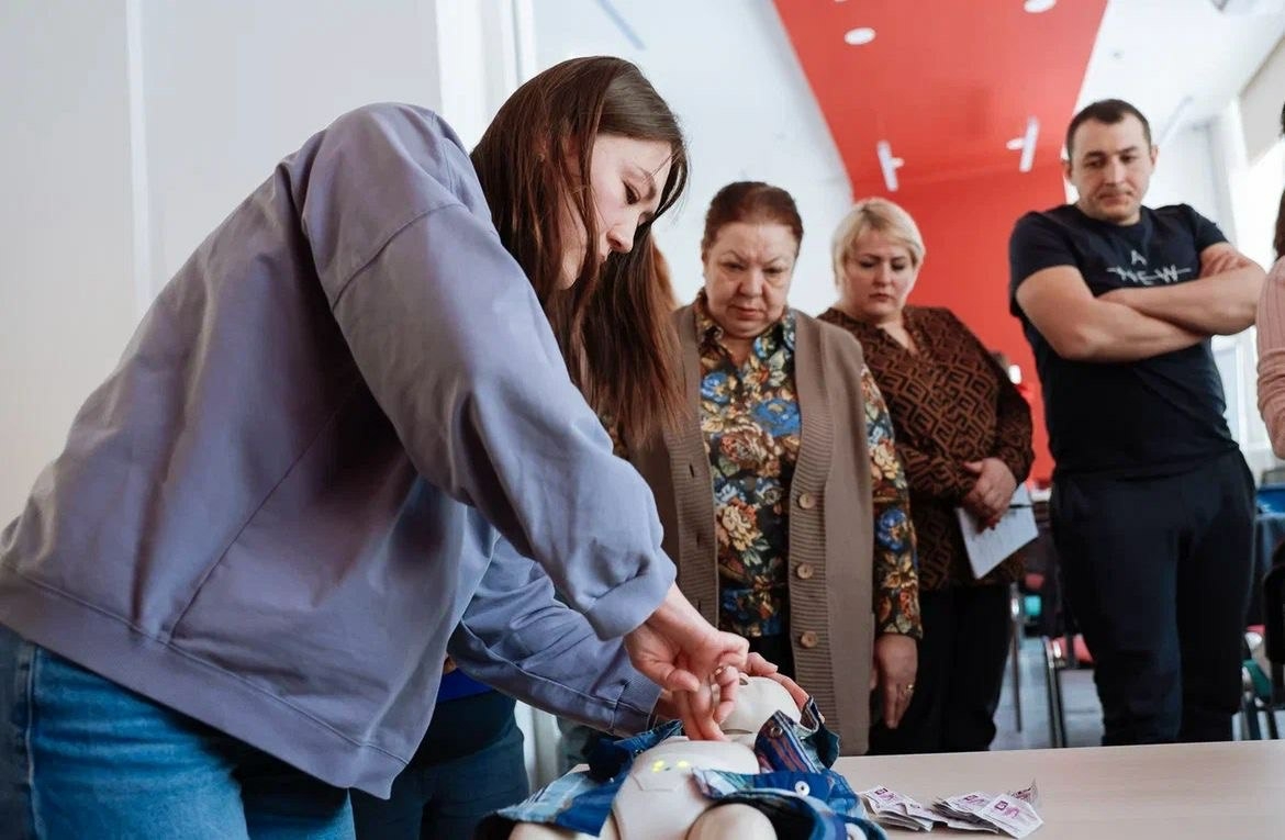 «Первая помощь – первые секунды»: петербуржцы на практике осваивают спасение детей