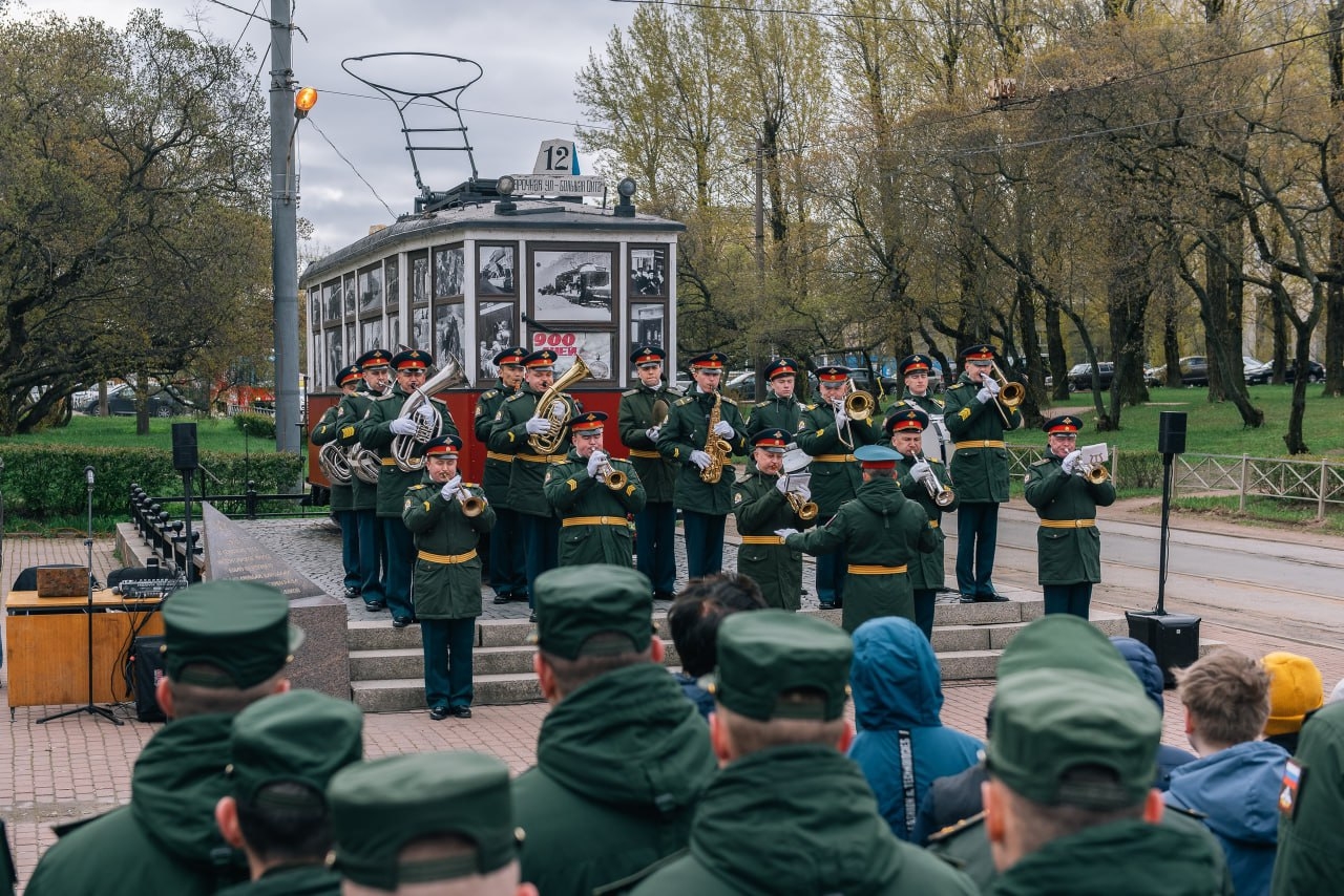Петербургская школа №493 взяла шефство над памятником Блокадному трамваю