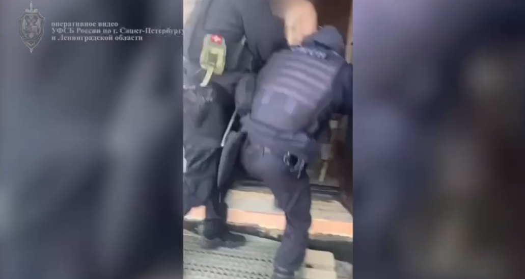 Петербургские силовики заключили под стражу оппозиционера и поддерживающего ВСУ мужчину