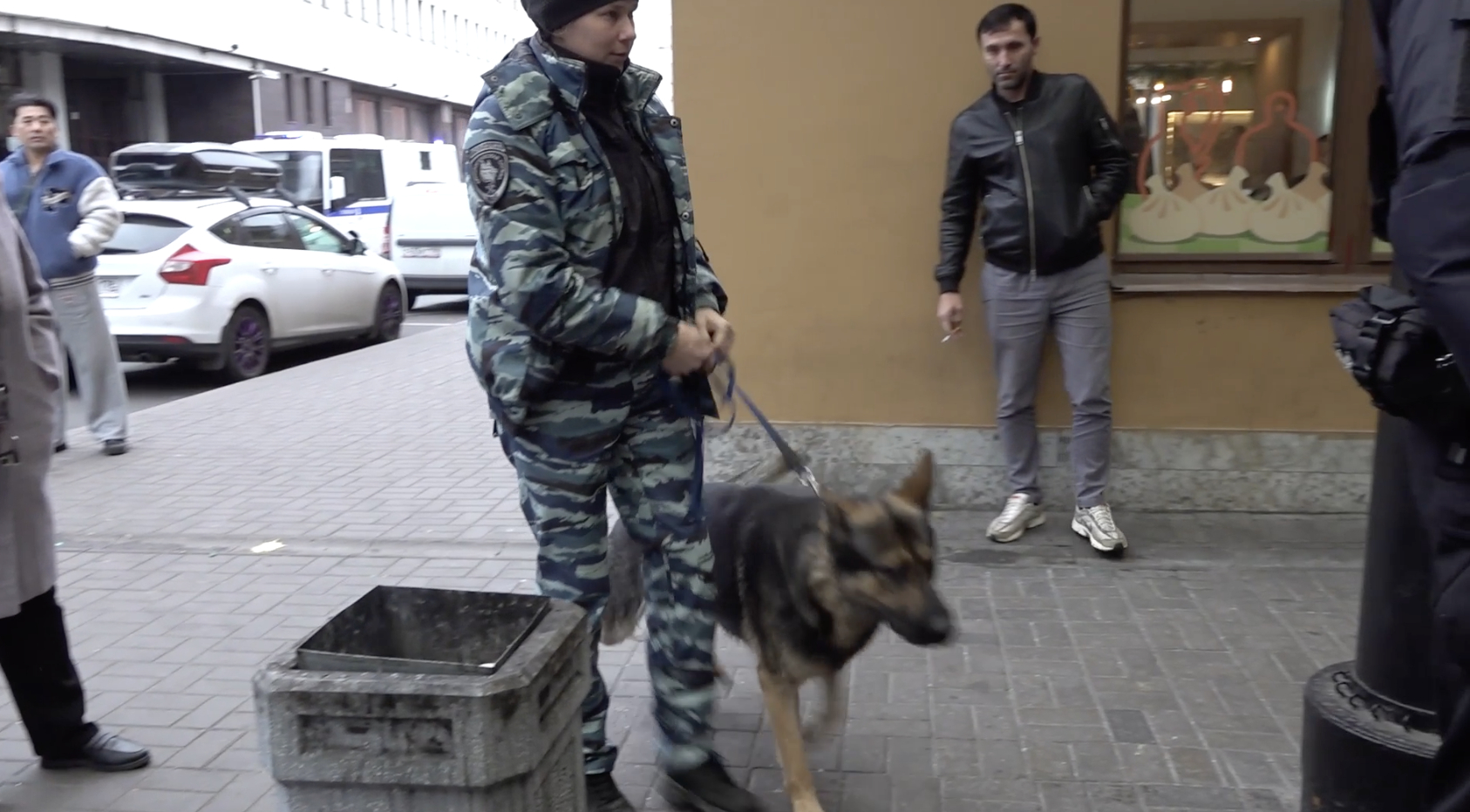 Полиция задержала на Сенном рынке 21 нелегального мигранта