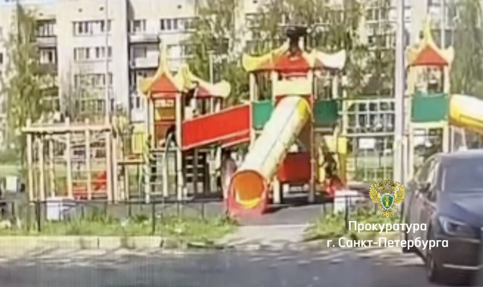 Спасают в реанимации: появились кадры падения мальчика на детской площадке в Шушарах