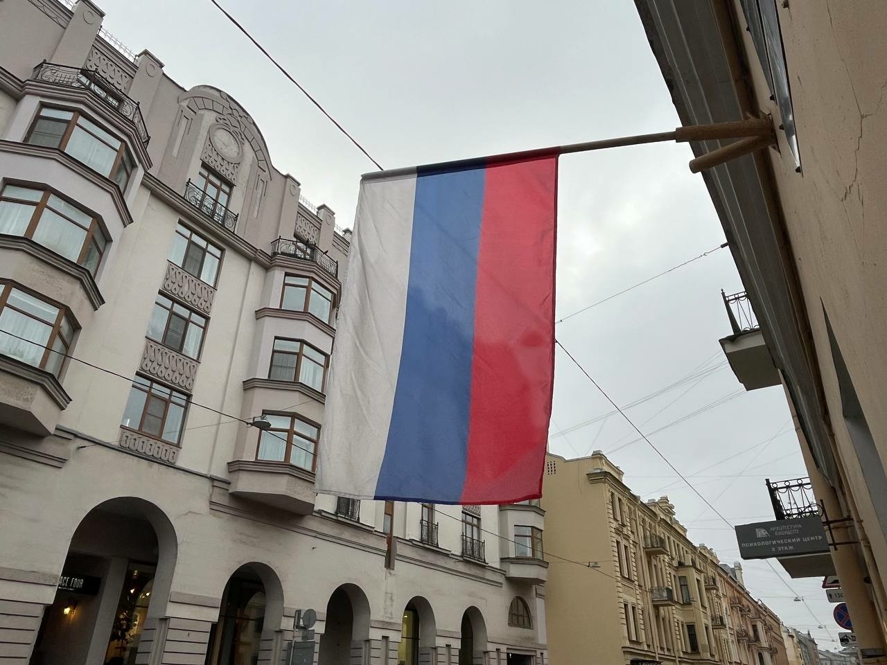 Трое хулиганов сняли флаг РФ с фасада дома на Ленсовета и скрылись