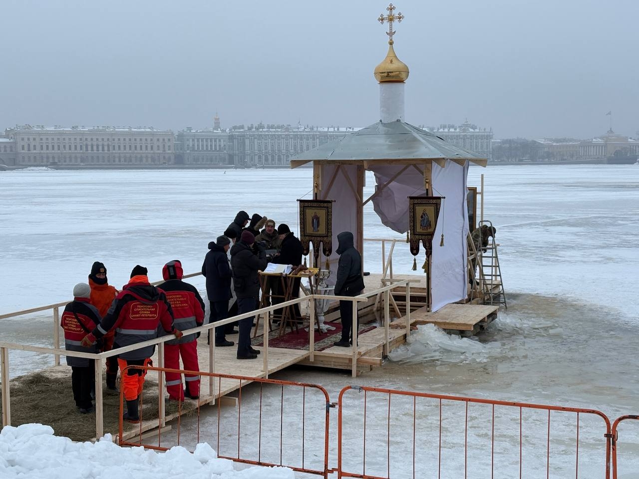 Участие в Крещении приняли 34 тысячи жителей Петербурга