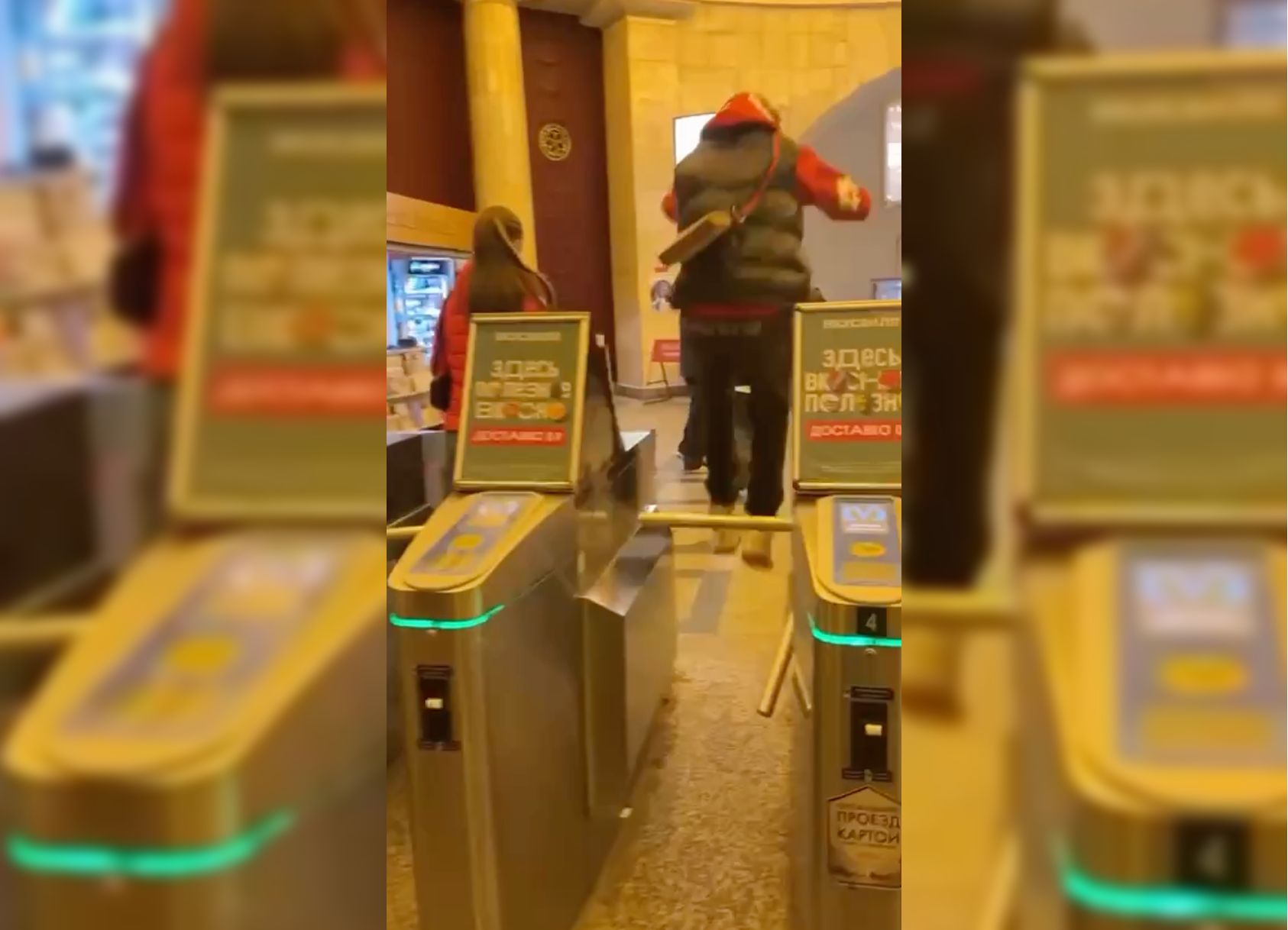 В Петербурге подростки вместо оплаты за проезд в метро стали перепрыгивать через турникеты