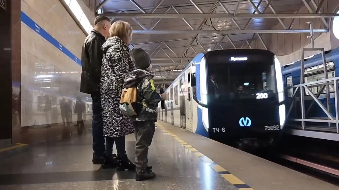 Власти Петербурга исполнили мечту 5-летнего Артемия, прокатив его на синем «Балтийце»