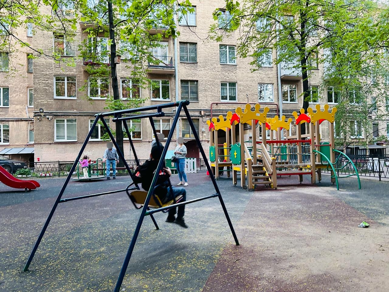 Возлюбленные устроили стрельбу по бутылкам на детской площадке на Симонова