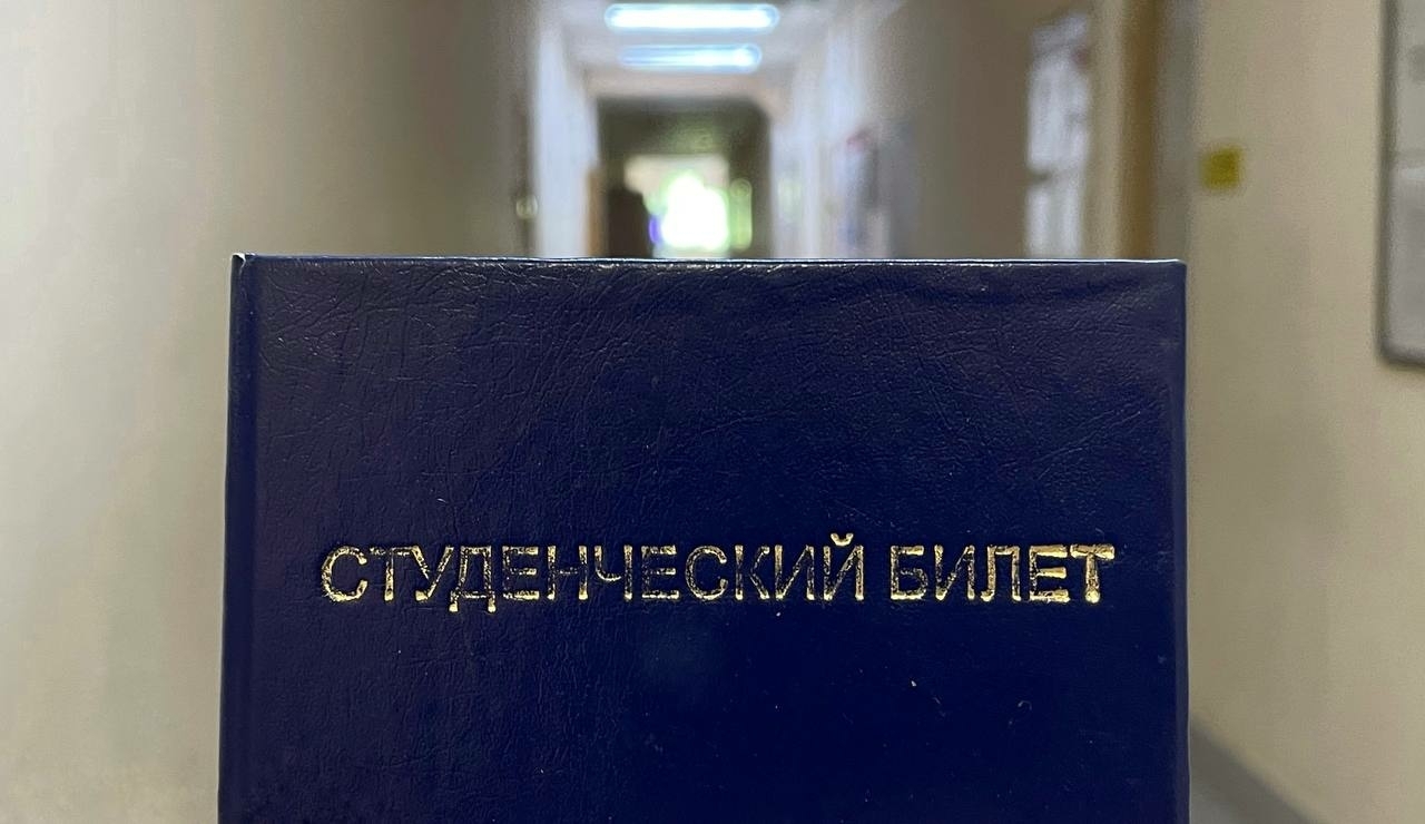 Второкурсников СПБ ГУТ увезли в отдел после националистических лозунгов